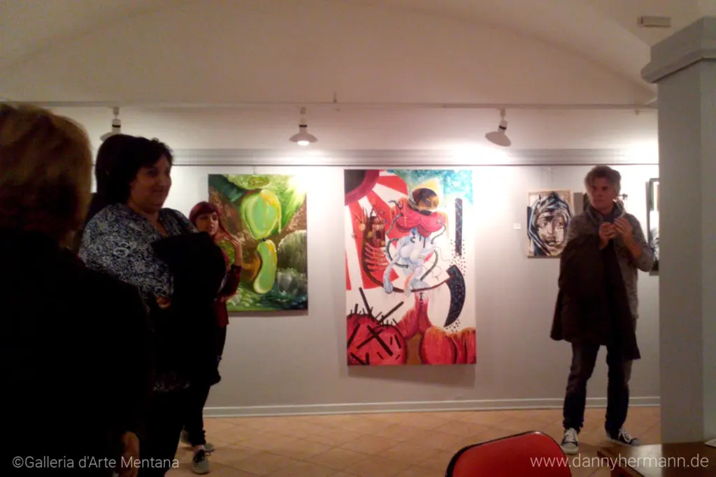 Die Kunstwerke "Visual Defect" und "World Rescue" des bildenden Künstlers Danny Hermann in der Galleria d'Arte Mentana in Florenz