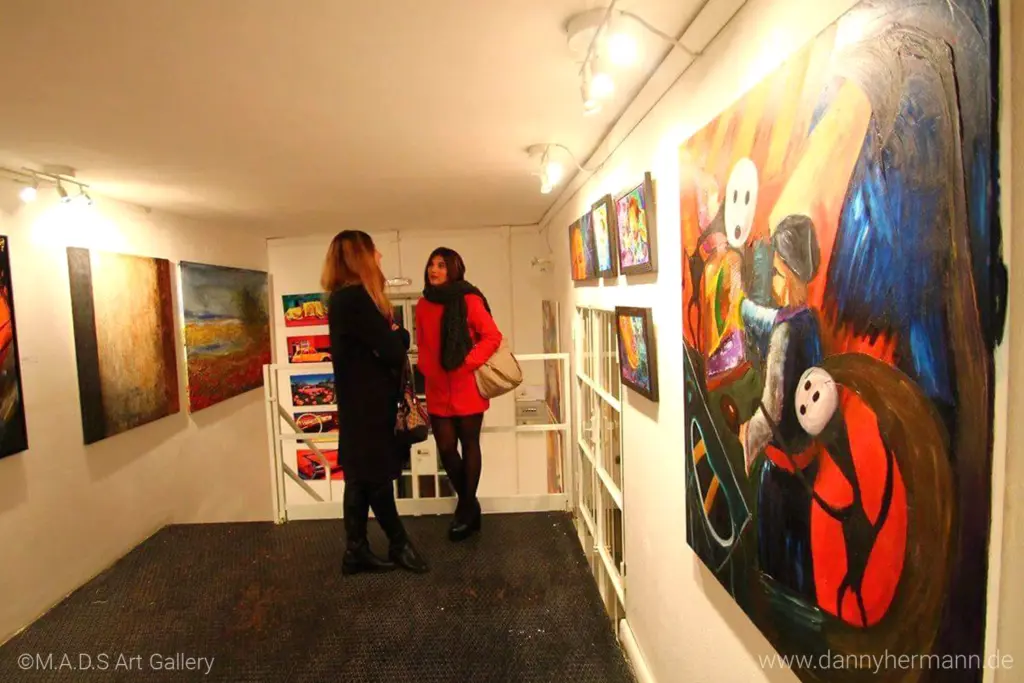 Das Kunstwerk "Selbstbildnis beim Malen" (rechts) in der M.A.D.S. ART GALLERY in Mailand.