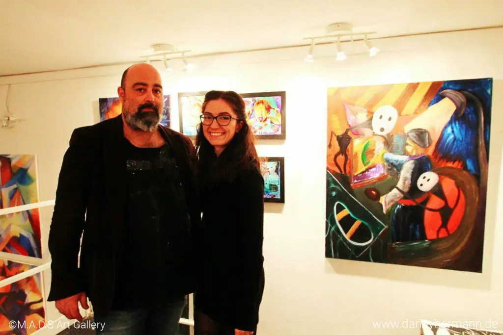 Das Kunstwerk "Selbstbildnis beim Malen" (rechts) in der M.A.D.S. ART GALLERY in Mailand.