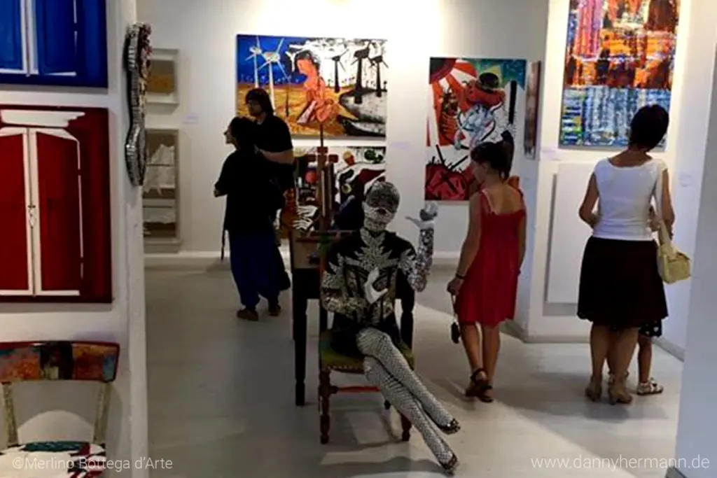 Die 3 Kunstwerke "Vicious Circle", "The Escape" und "World Rescue" in der Galerie Merlino Bottega d'Arte in Florenz.