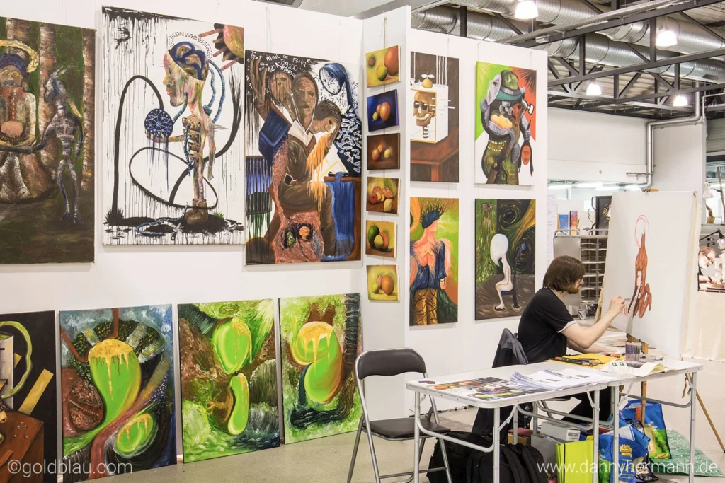 Der Bildende Künstler Danny Hermann auf der Kunstmesse NeueArT 2016 in Dresden.