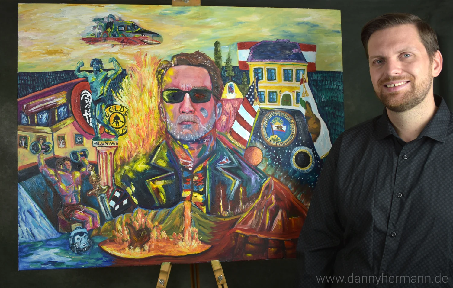 Der Bildende Künstler Danny Hermann neben dem Kunstwerk Arnie's Life