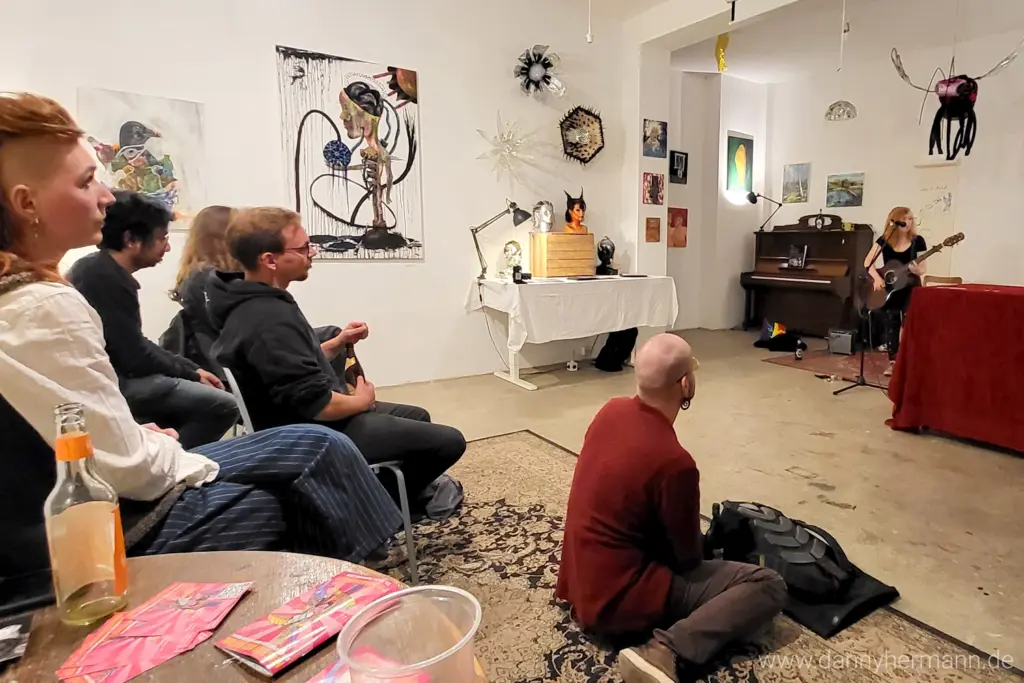 Die Kunstwerke "Home Sweet Home" und "Globale Vernetzung" (v. links) wurden zum Neustadt Art Festival (Dresden) im Gemeinschaftsatelier FR12 ausgestellt.