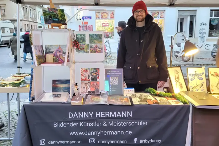 Der Bildende Künstler Danny Hermann an seinem Stand zum Weihnachts•Kunst•Markt der FullMoon Gallery in Dresden.